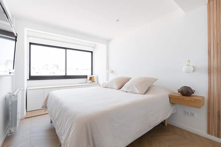 第一间卧室配备智能电视和百叶窗，可完全遮光