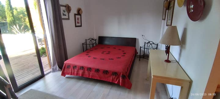 1 საძინებელი 152 × 203 სმ ზომის საწოლით