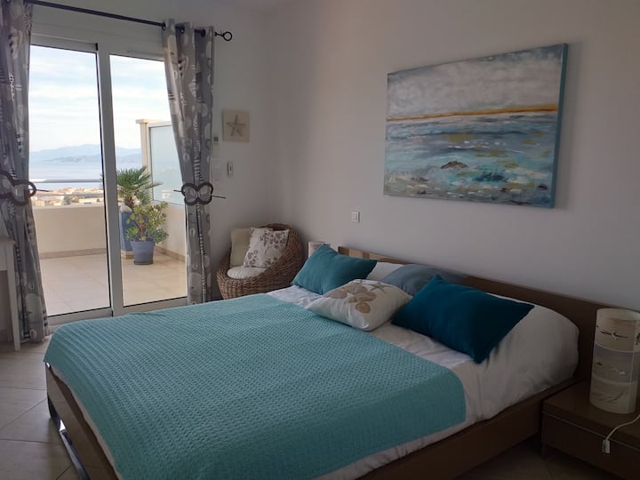 Chumba cha kulala kwa watu wazima wawili kilicho na chumba kikubwa cha kupumzikia