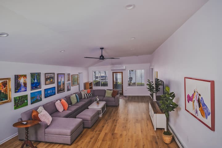 Sprawling Lake Front Getaway - Fox Lake, IL