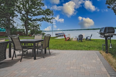 Sprawling Lake Front Getaway