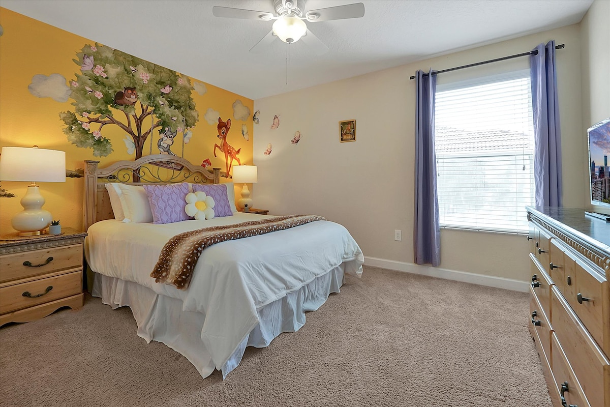 ก้าวเข้าสู่สถานที่พักผ่อนในป่าอันเงียบสงบในห้องนอนธีมแบมเบอร์ที่ซึ่งการตกแต่งที่ได้รับแรงบันดาลใจจากธรรมชาติทำให้เกิดความเงียบสงบและผ่อนคลาย