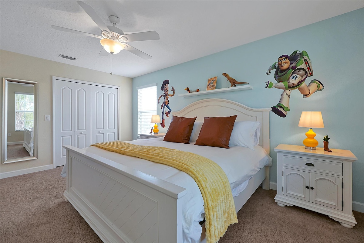 จัดระเบียบอย่างมีสไตล์ด้วยตู้เสื้อผ้าสำหรับเก็บเครื่องแต่งกายและอุปกรณ์ที่คุณชื่นชอบในห้องธีม Toy Story ในขณะที่พัดลมเพดานช่วยให้บรรยากาศเย็นสบายในระหว่างการเดินทางตามจินตนาการของคุณ