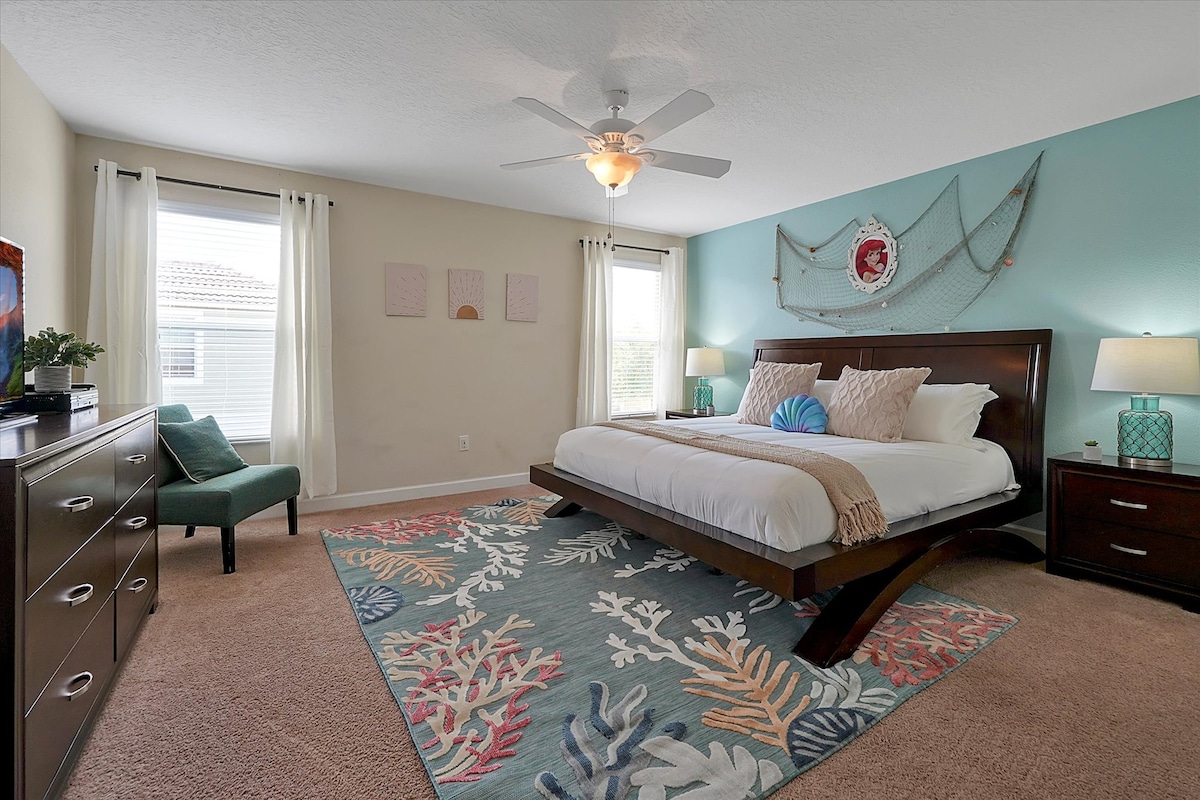 ดื่มด่ำกับความหรูหราและความสะดวกสบายในห้องนอนใหญ่มีเตียงขนาดคิงไซส์หรูหราลมพัดลมเพดานที่นุ่มนวลความบันเทิงพร้อมทีวีและตัวเลือกในการรับแสงธรรมชาติหรือเพลิดเพลินกับความเป็นส่วนตัวด้วยม่านหน้าต่าง