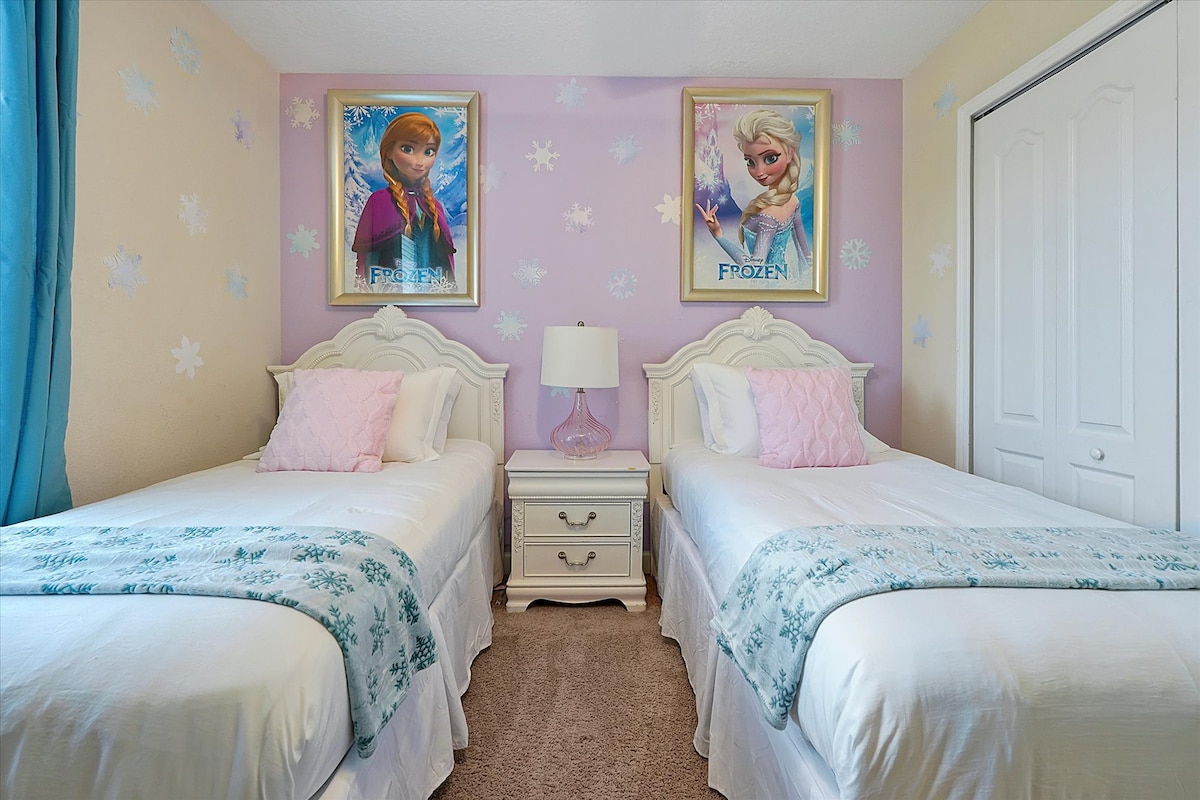 ก้าวเข้าสู่ดินแดนมหัศจรรย์แห่งฤดูหนาวในห้องนอนธีมโฟรเซ่นที่ซึ่งมนต์เสน่ห์มาบรรจบกับความสะดวกสบายด้วยเตียงเดี่ยวที่อบอุ่น 2 เตียง