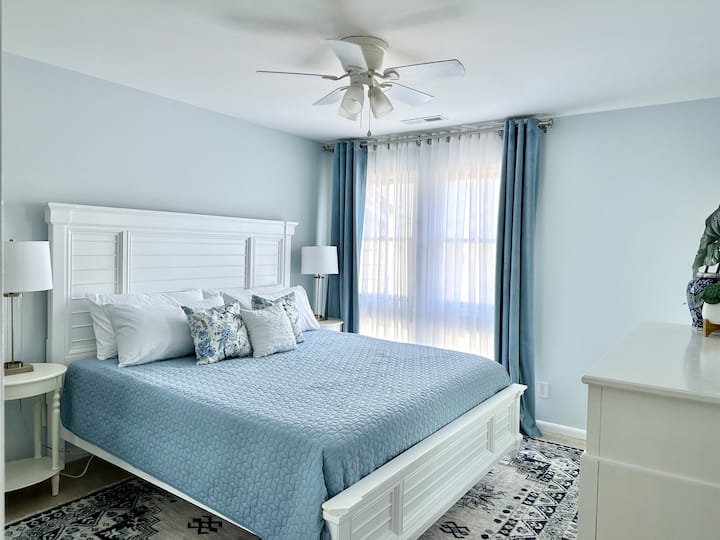 Светла родителска спалня с матрак с нектар с кралски размери. Двойна завеса със завеси за затъмняване на стаята за спокойна нощна почивка.