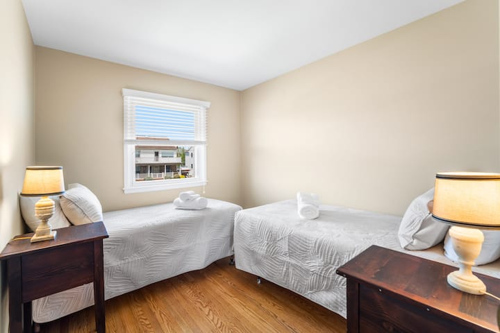 Საძინებელი 4 - ორი ერთადგილიანი საწოლი