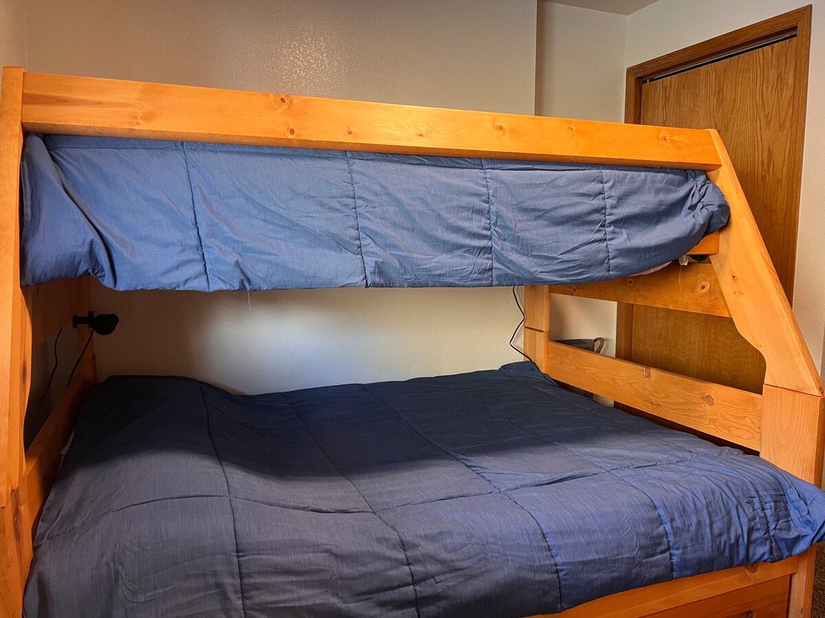 Lit superposé + lit gigogne (lits jumeaux en haut, complet en bas et lit gigogne double)