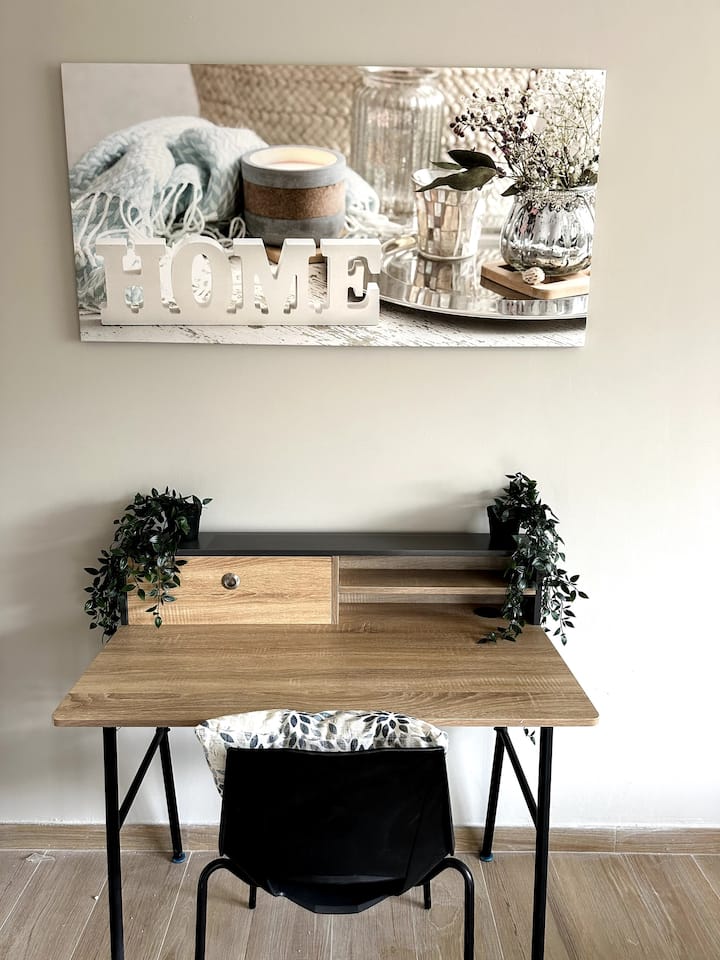 Modern Apartment; Sleeps 4 — interior photo 5