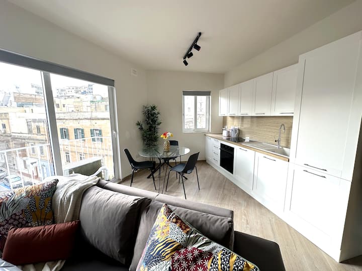 Modern Apartment; Sleeps 4 — interior photo 3