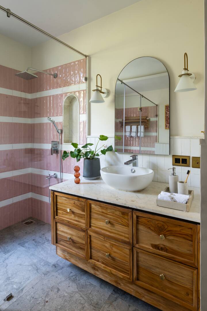 Full bathroom 2 image 1