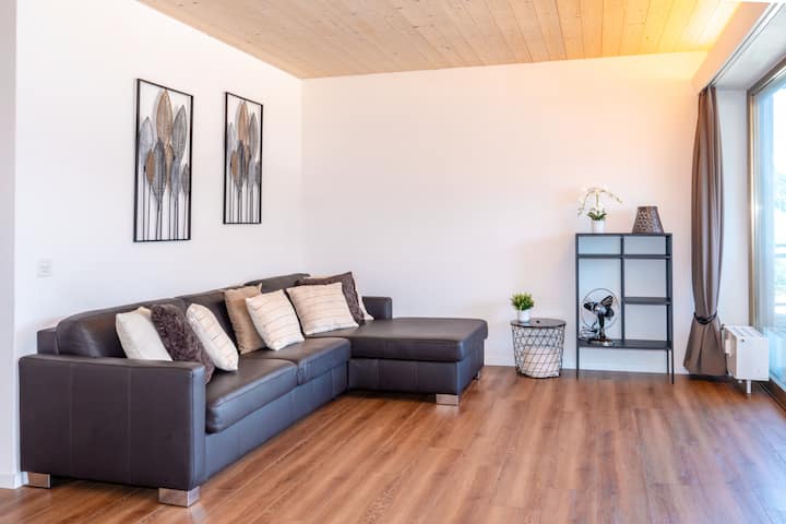 Голем, многу удобен кауч