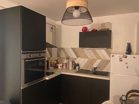 Successful Airbnb property: 2 bedroom apartment/terrace/parking in Centre