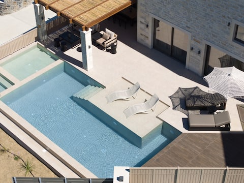 Elouera Villa II, Sandy Beach, Dining & Shops Near