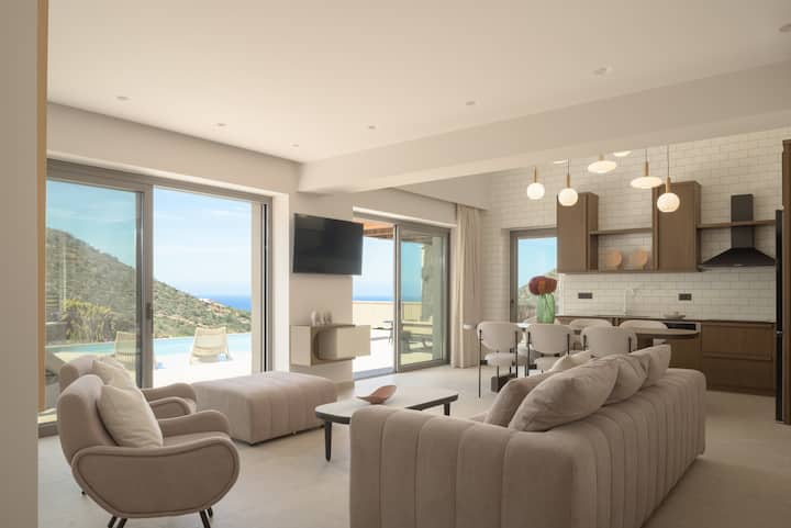 Obývačka je jasná a plná prírodných materiálov.