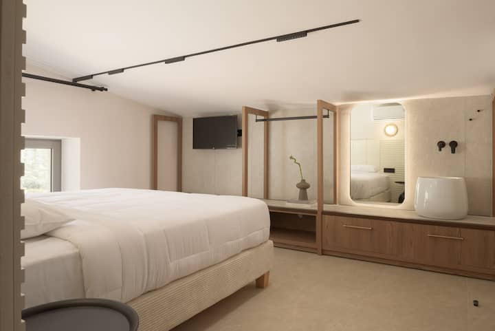 S dvoma samostatnými posteľami (0,90 x 2,00) s vlastnou kúpeľňou, sprchovacím kútom, inteligentným televízorom a oknom.