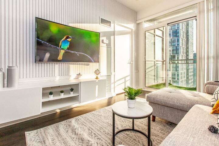 Sunset Bliss: Elegant 2BR Condo with Scenic Views! gallery image 3