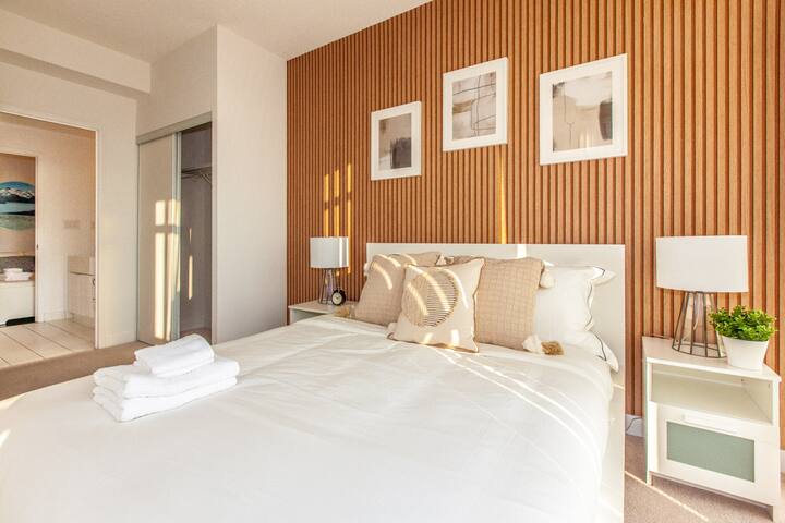 Sunset Bliss: Elegant 2BR Condo with Scenic Views! gallery image 4