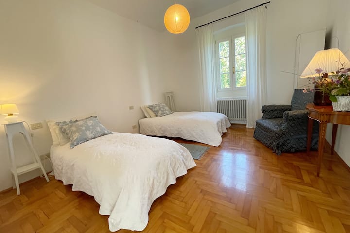 בחדר השינה השני, מואר וגדול מאוד, יש שתי מיטות יחיד, ארון בגדים עם מדפים, קונסולת עץ משובצת, שתי מעליות/שידות לילה, כורסה נוחה.