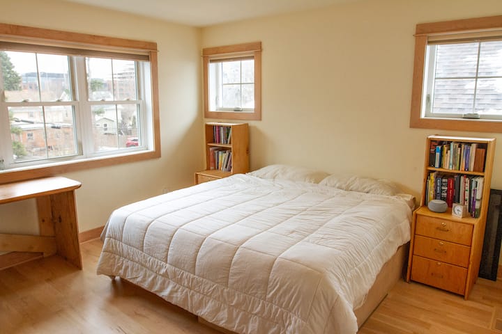 Основна спалня със суперголямо двойно легло и изглед към задния двор