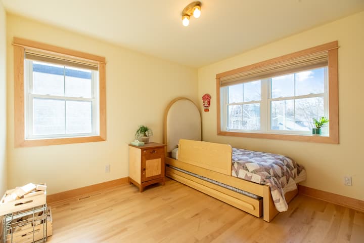 Спалня 2 с единично легло и двойно легло. 

**Моля, обърнете внимание, че леглото на колелца е само за деца - матракът ще изглежда твърде твърд за телесното тегло на възрастен, но е подходящ за деца (това е детско легло и матрак с въртележка)