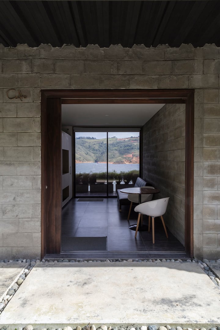 Habitación tipo B:

Cama, baño, sala - comedor y terraza.