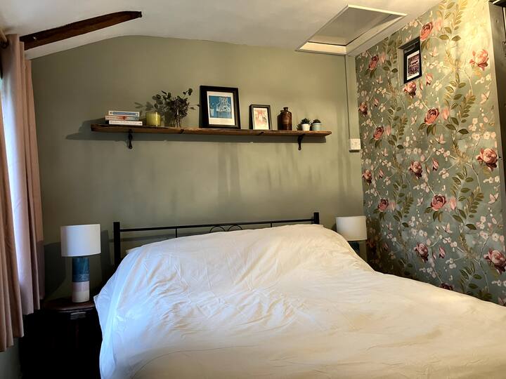 Geniet van prachtig uitzicht op de tuin vanuit het comfort van je bed.