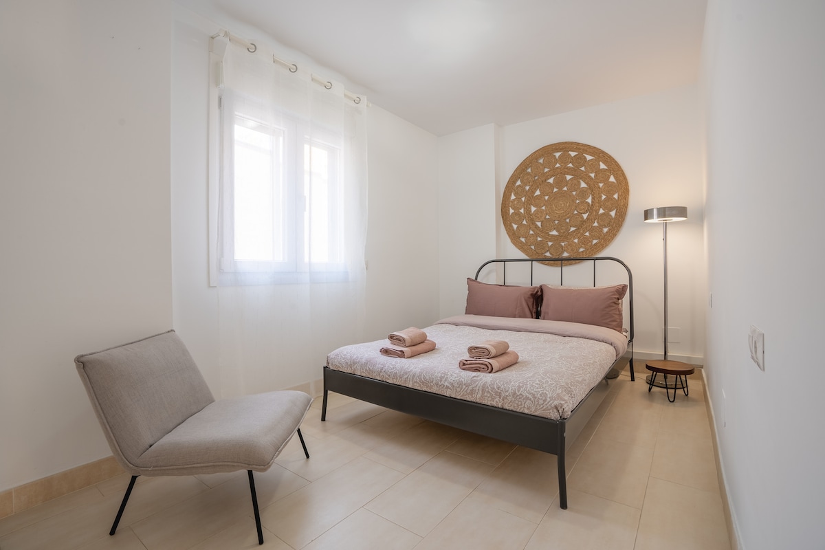 Საცხოვრებლის მთავარ საძინებელში შედის ბამბის თეთრეული აბაზანის პირსახოცებით. 
Ჩაშენებული გარდერობები ტანსაცმლისა და კონდიციონერის შესანახად.