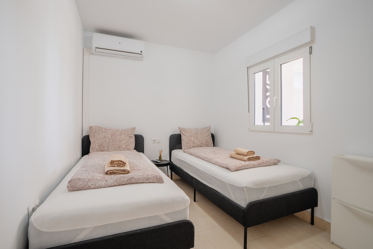 Საცხოვრებლის მესამე საძინებელში შედის ბამბის თეთრეული აბაზანის პირსახოცებით. 
Ჩაშენებული გარდერობები ტანსაცმლისა და კონდიციონერის შესანახად.