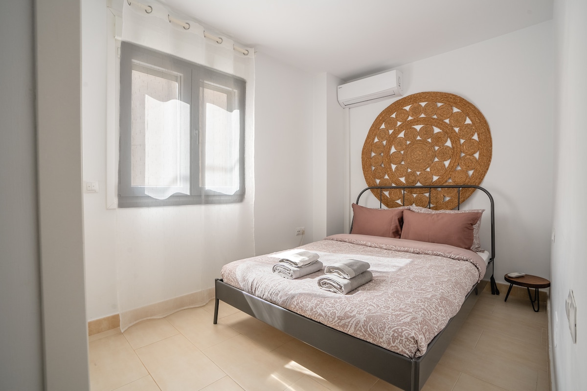 Საცხოვრებლის მეორე საძინებელში შედის ბამბის თეთრეული აბაზანის პირსახოცებით. 
Ჩაშენებული გარდერობები ტანსაცმლისა და კონდიციონერის შესანახად.