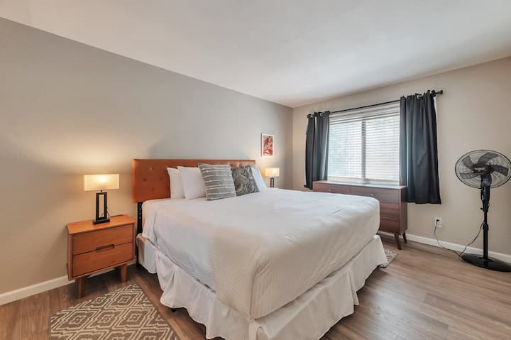 Главна спална соба со брачен кревет (широк 180-220