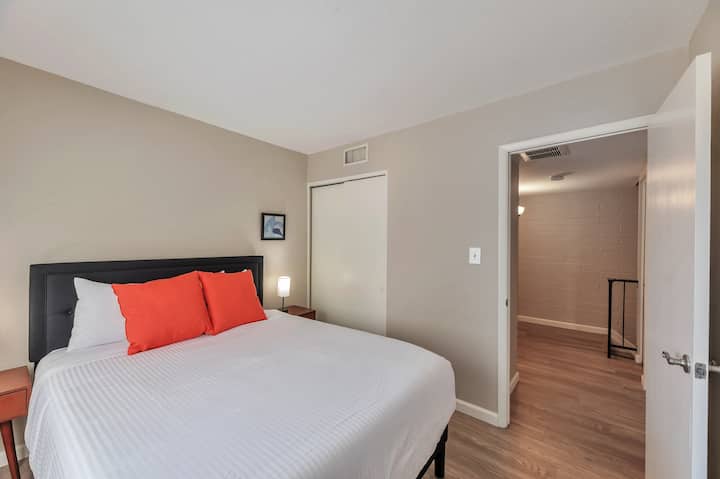 Спална соба бр.2 со брачен кревет (широк 150 - 179 см)