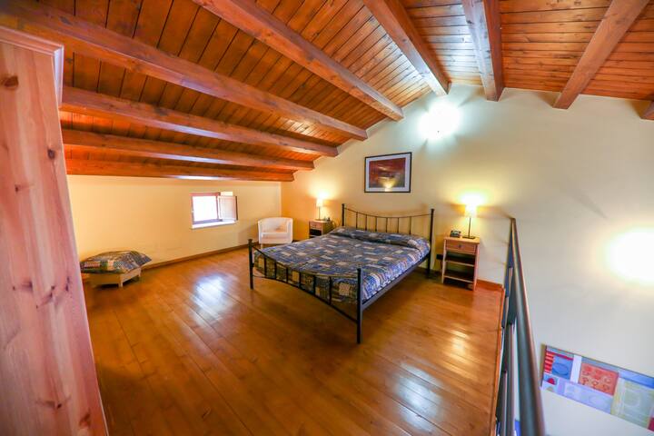 קומת ביניים עם מיטה זוגית