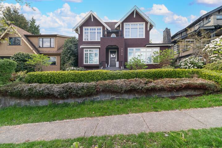 Luxury 4 beds Ocean-View house Center of Vancouver gallery image 2