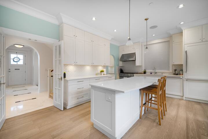 Luxury 4 beds Ocean-View house Center of Vancouver gallery image 4