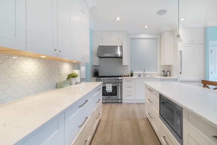 Luxury 4 beds Ocean-View house Center of Vancouver gallery image 5