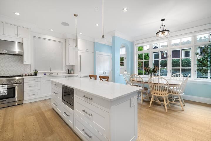 Luxury 4 beds Ocean-View house Center of Vancouver gallery image 3