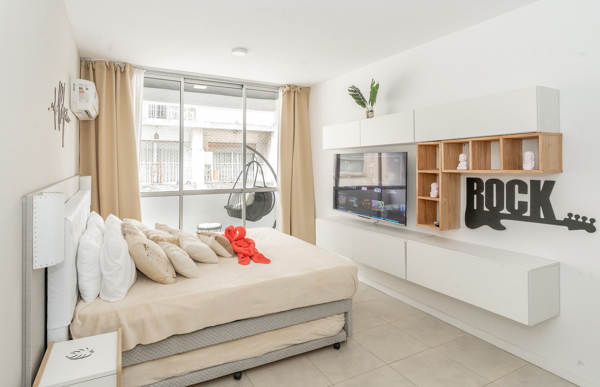 Mitre: Dream pool & apartment