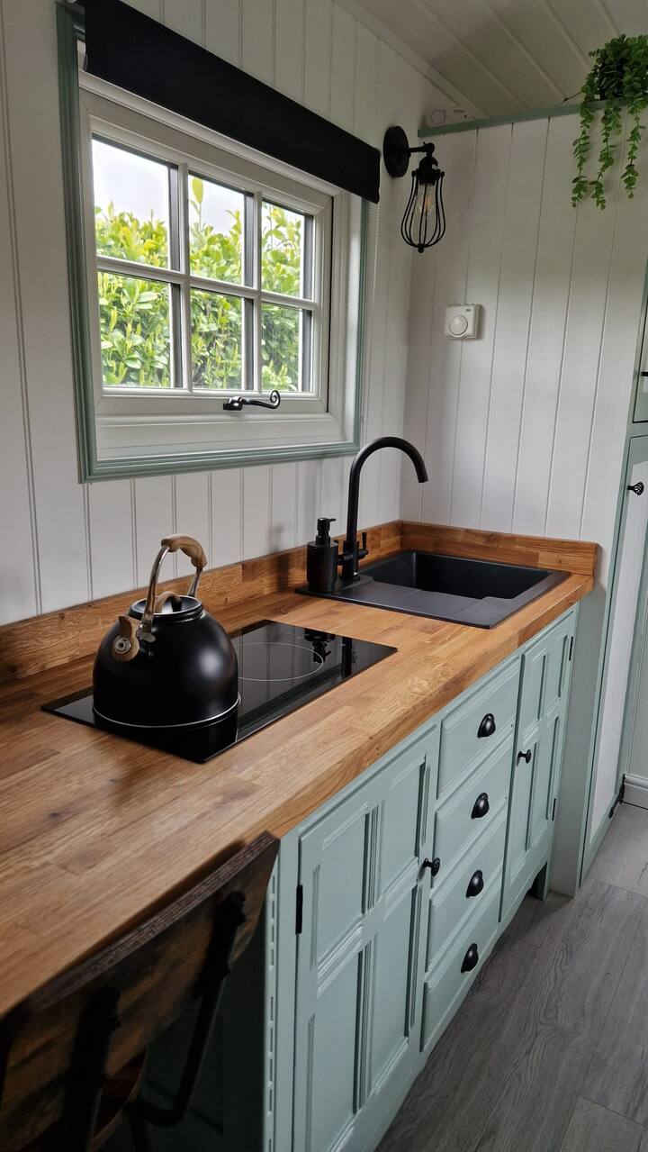 Charming Shepherd’s Hut Escape Near The Coast - Tintagel