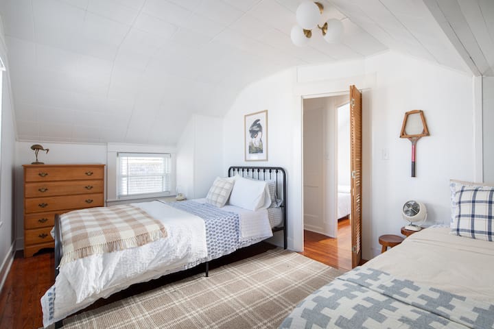 Spálňa číslo jedna - 1 menšia manželská posteľ, 1 samostatná posteľ