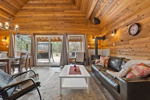Top performing Airbnb: Lake Vibes 3 BD 1 BA Cottage steps from the Lake in Alberta