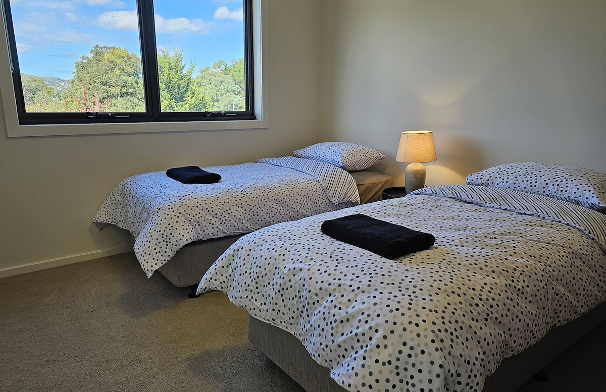 ห้องนอน 2 - ห้องนอนขนาดใหญ่ที่ชั้นแรกมองเห็นวิวภูเขาในขอบฟ้าเตียงเดี่ยว 2 เตียงพร้อมตู้เสื้อผ้า การตั้งค่าเตียงทางเลือกสามารถจัดเตียงควีนไซส์ - ดูรูปอื่น มีผ้าขนหนูและผ้าปูที่นอนที่ซักใหม่ให้อย่างครบครัน 