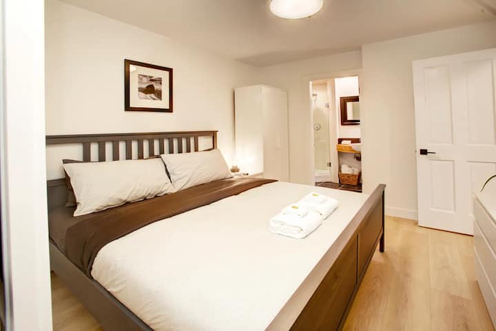 Hlavná spálňa s vlastnou kúpeľňou 