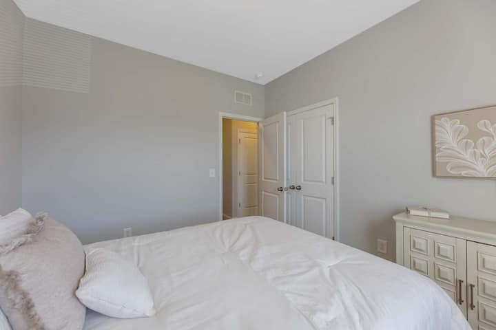 Çlodhu dhe përgatitu për eksplorimet e së nesërmes me një gjumë të qetë në krevatin tonë të rehatshëm me madhësi mbretëreshë. Kemi siguruar shtroja të buta dhe një jastëk shtesë, në mënyrë që të mund të relaksohesh dhe të ndihesh si në shtëpi.
