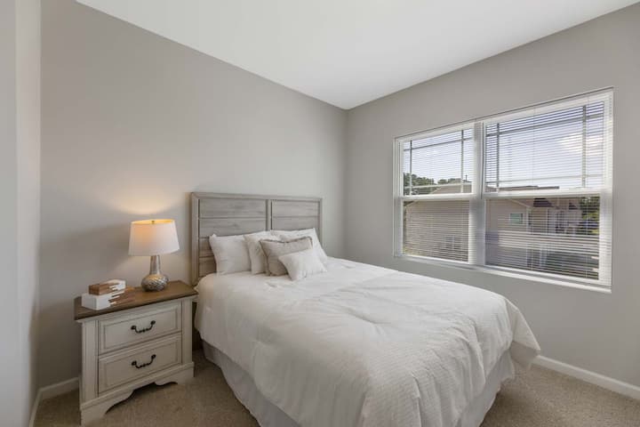 Çlodhu në këtë dhomë të qetë. Krevati prej pelushi me madhësi dopio "queen", i veshur me shtroja të buta, fton për një gjumë të qetë. Magazinimi i përshtatshëm e mban hapësirën tënde të organizuar, ndërsa ambienti i qetë i dhomës krijon pushimin e përkryer.