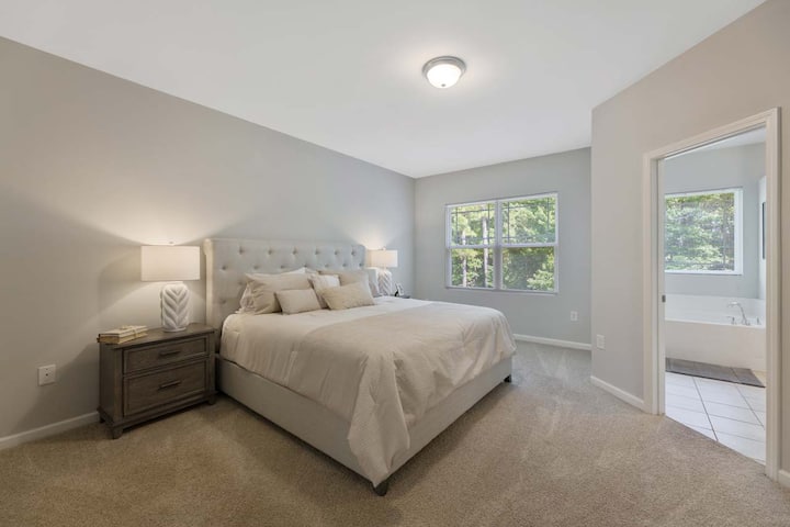 Zhytu në qetësi në këtë suitë luksoze. Krevati dopio "king" me shtroja të rehatshme fton për t 'u çlodhur, për ruajtje të përshtatshme, banjë kryesore me një vaskë dhe dush të pavarur, plotësojnë fotografinë e kënaqësisë.  Një hapësirë private pune jo me fotografi!
