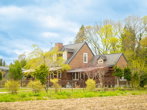 Elle's Garden House: Stylish wooden house, high fence dog run, deck for BBQ