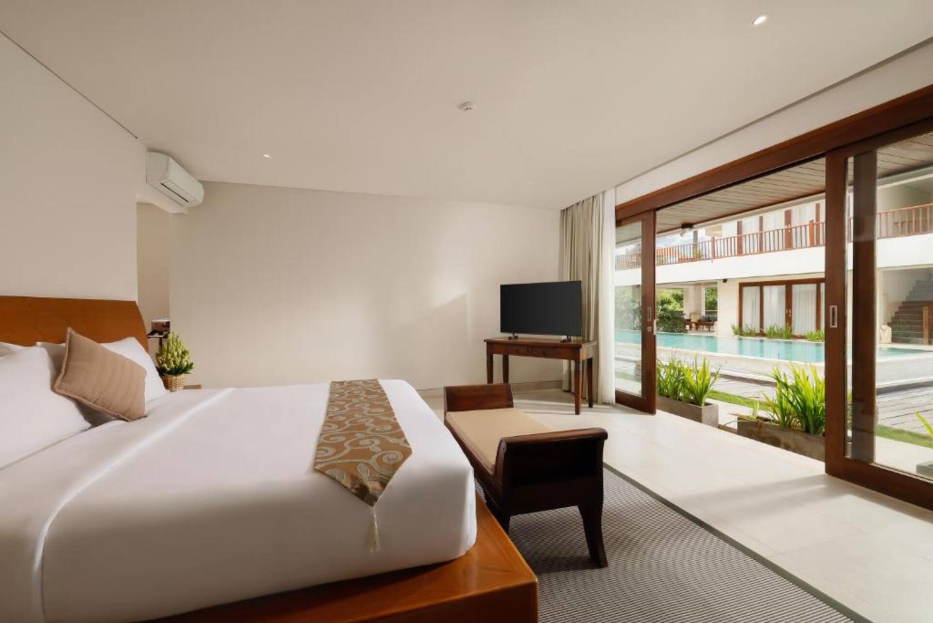 Vibrant Poolside Energy 6 Bedroom Private Villa in Canggu 3