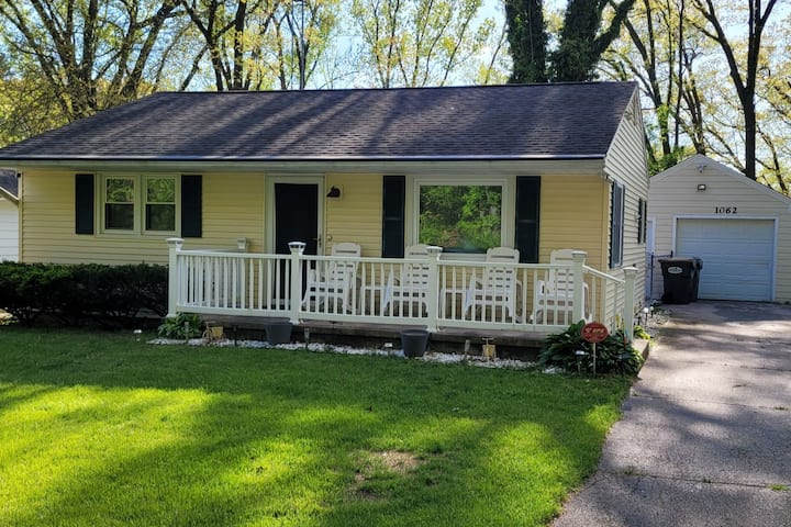 Cozy 2 Bedroom Minutes From St. Joe River Access - Benton Harbor, MI