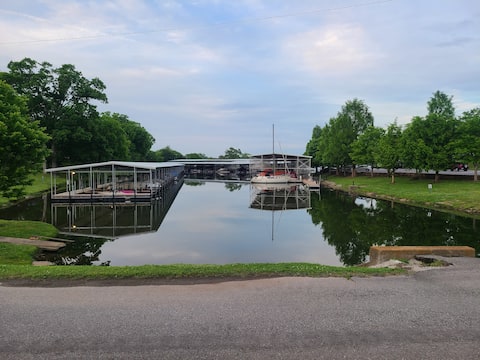 Successful Airbnb property: Lakeside Retreat You'll Love! in Nashville Davidson Metropolitan Government (Balance)